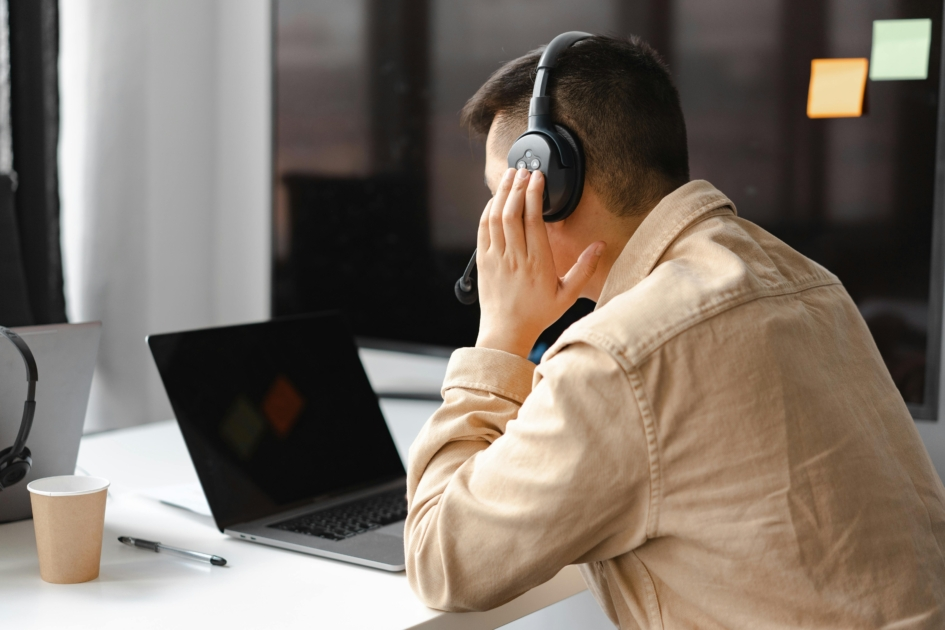 Remote customer service representative on call
